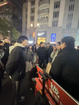 湖北武汉江汉路挑战吃饼干，小姐姐8秒吃完饼干，应该奖励300，说人家舌头上沾了饼干碎，然后报警了