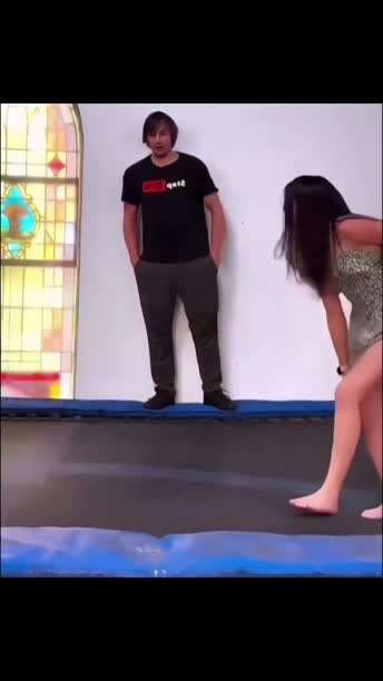 美女玩蹦床内裤掉下来了