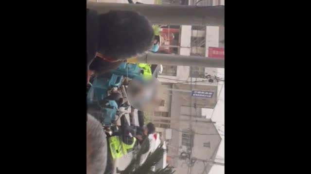 老人骑三轮车被铁丝勒住脖子，当场没了