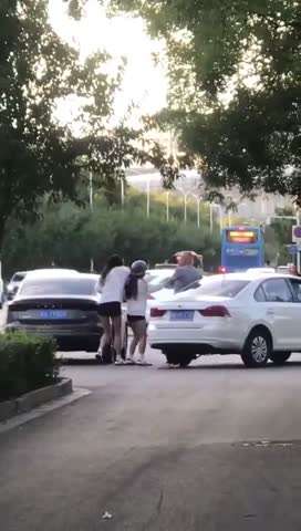 小丫头还是太年轻，推你你就躺下呀！天儿也不冷！