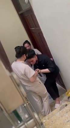 饭店男女服务员真会玩