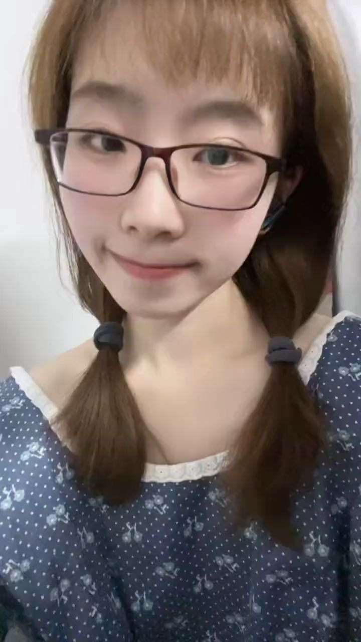 大学反差女生趁宿舍没人偷偷拍私密照发给男友看，没想到却被男友转头就卖给了群主