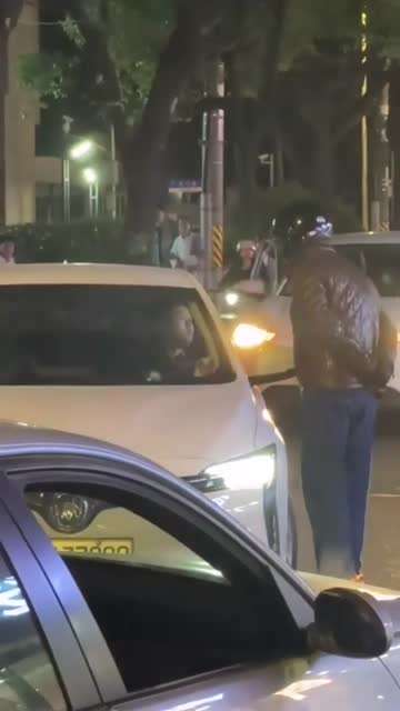 男子和网约车司机发生冲突