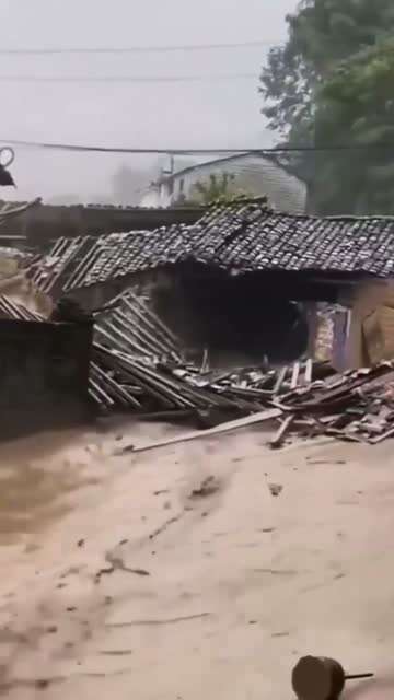 实拍国外洪水爆发
