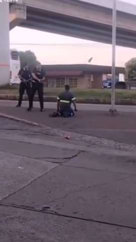 男子持刀对抗警察被枪击