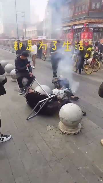 天津卫古文化街，新疆烤羊肉串与人发生纠纷，两人倒地