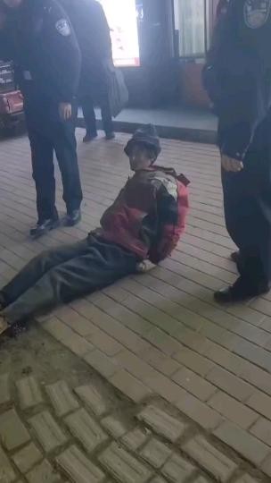 男子差点冻死路边，幸好警察发现