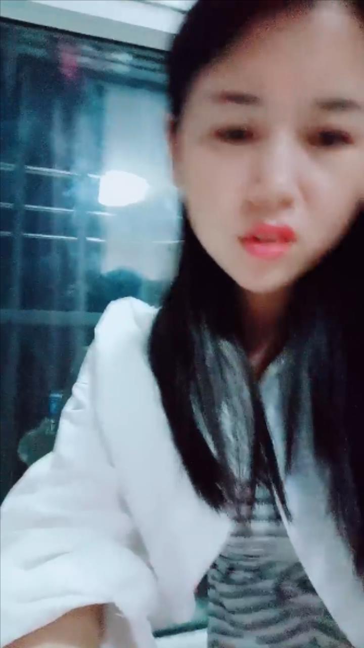 寂寞的财务姐姐饥渴坏了，全程露脸陪狼友骚，看着狼友的淫词荡语骚穴直流水，自己舔奶子阳台上跳蛋抽插骚穴