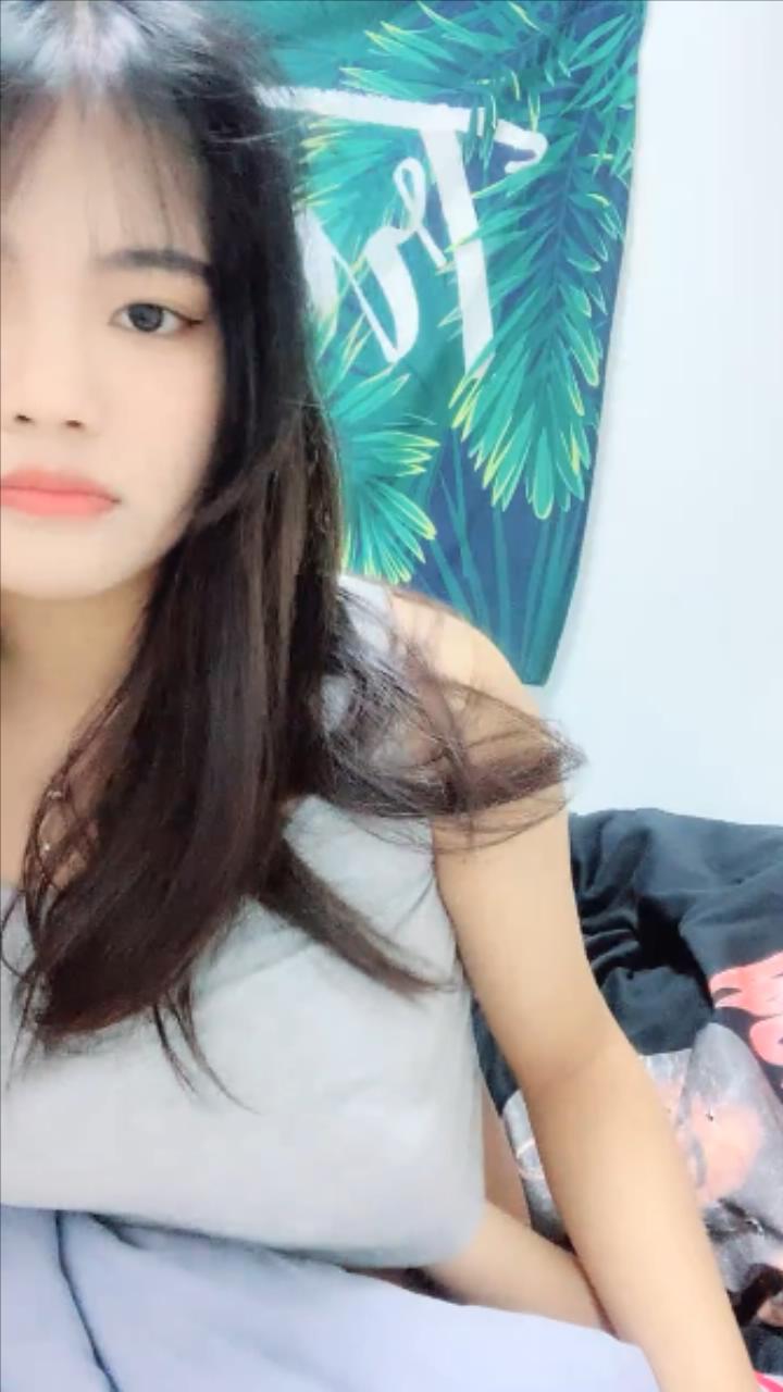 胖猪把好白菜给拱了，猴急脱了摩擦外阴进出抽查无套啪啪，射一肚子