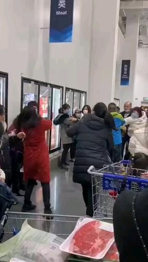 某商场顾客打架