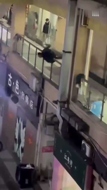 一男子偷拍女厕所，被发现后逃脱过程中跳下，当场没了动静