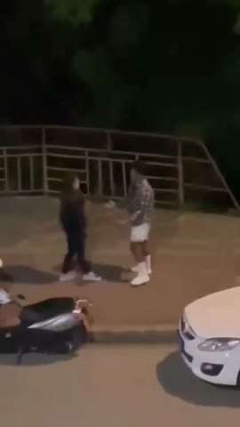 情侣半夜被路边闹矛盾