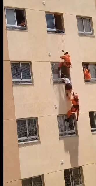女的跳楼，消防员救，现场美女十分危险