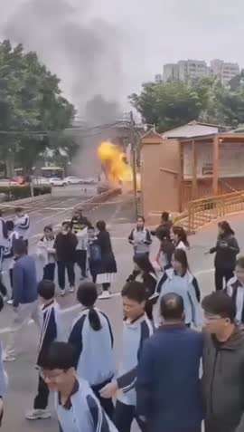 海口一学校旁挖到燃气管道起火