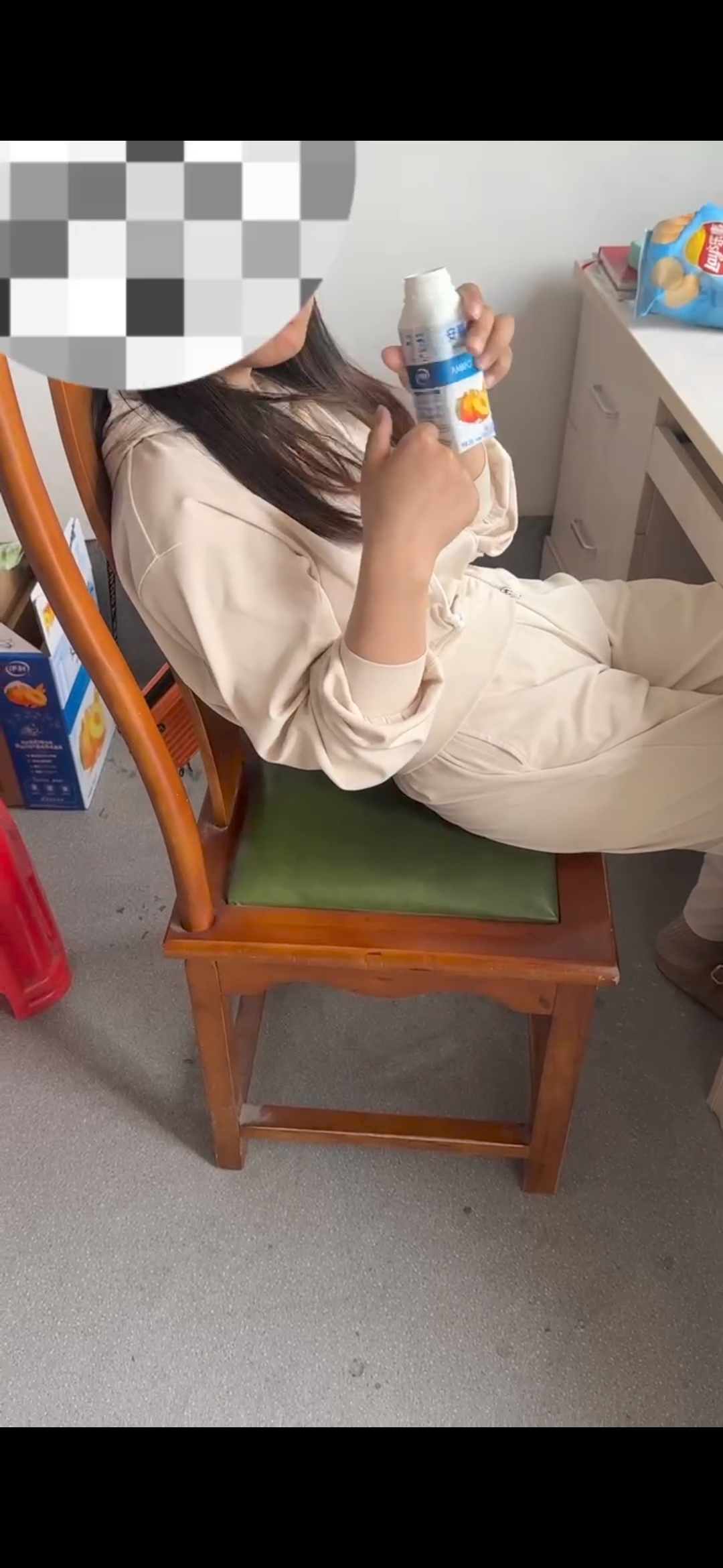 给同事特别制作的酸奶，参着尿尿和精液，她喝的好开心