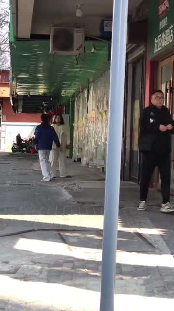 安徽网友偶遇，搞不懂了，现在年轻人一言不合就扇耳光嘛？太没有尊严了，也不知道为什么