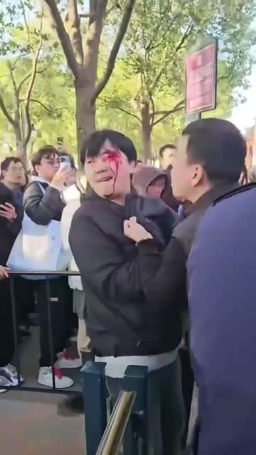 3.21。上海迪士尼，，网友:黄牛已经猖狂到这种程度了、太吓人了吧！