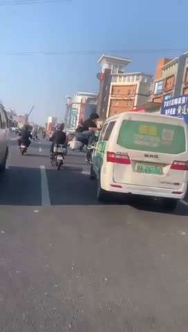 广东，古惑仔之人在中大，十年无人问，一朝激情天下知！这过马路的妹子也太淡定了