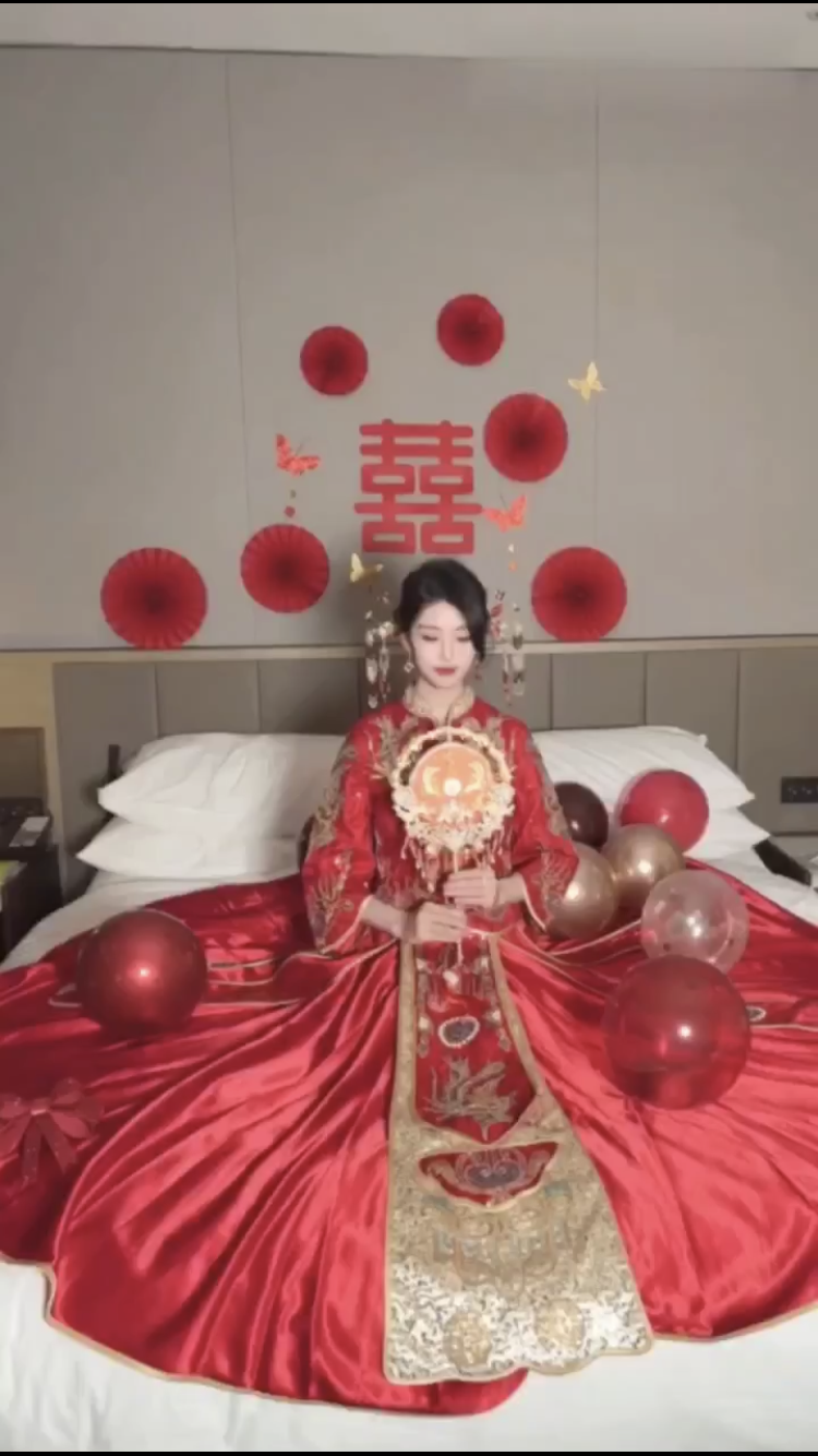 上海新娘结婚与新郎 伴郎一起玩震惊三观的骚 完美露脸是男奴还是性瘾母狗 绿帽老公体验刷锅的快感