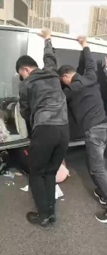 第一眼看见车下面压着的手