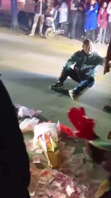 有人撒钱了