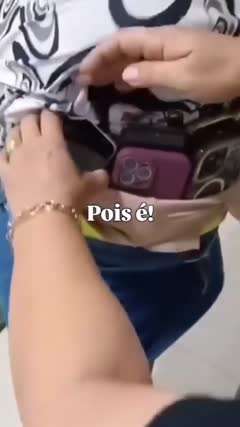 女小偷被抓，当场缴获赃物