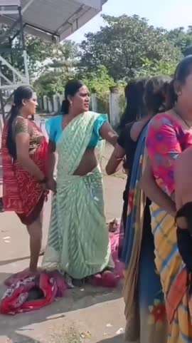 印度三哥乔装成女性偷窥女人尿尿被抓获