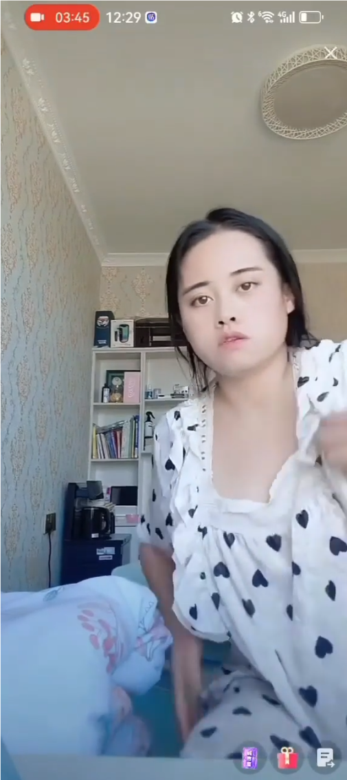 大奶美女主播弯腰走光露奶