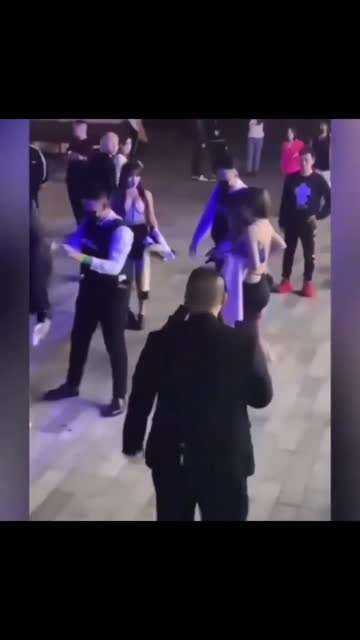 小姐姐脾气挺大的啊