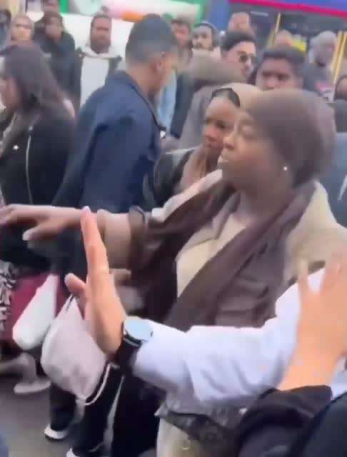 “大英帝国已经不属于你们白人了，是我们的…不要再牛气哄哄的。我们是英国的主人。”