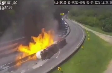 高速公路上一辆载有乙醇的卡车发生侧翻随后爆炸爆炸引起的火焰，导致附近至少27辆车被大火吞噬