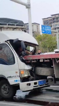 4.8。泉州晋江（罗山仙季路)... 应该是疲劳驾驶，总有人不把安全当回事，万幸人还活着！