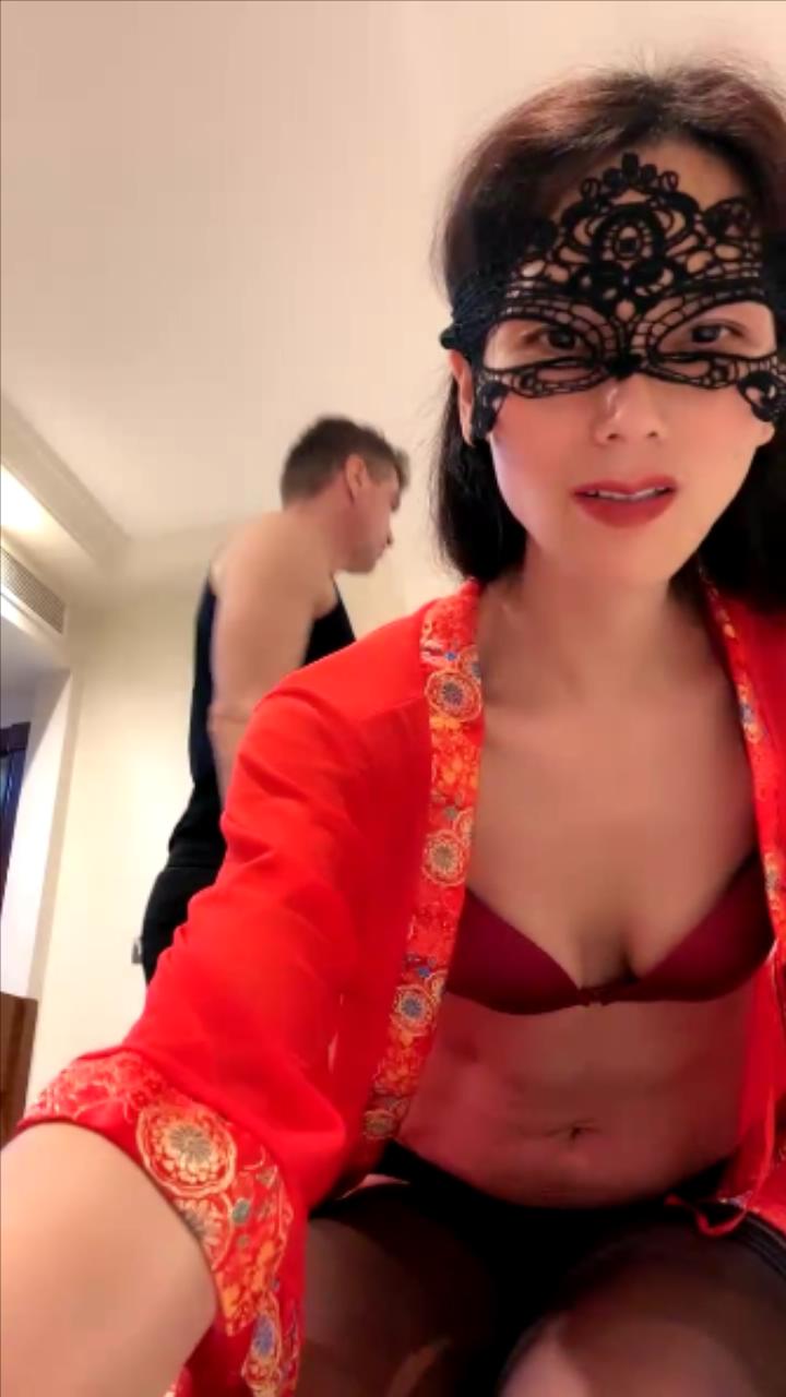 极品御姐跟她的老外男友激情啪啪大秀直播给狼友看，小嘴塞不下大鸡巴