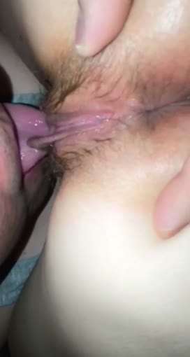 舔老婆水润骚逼。