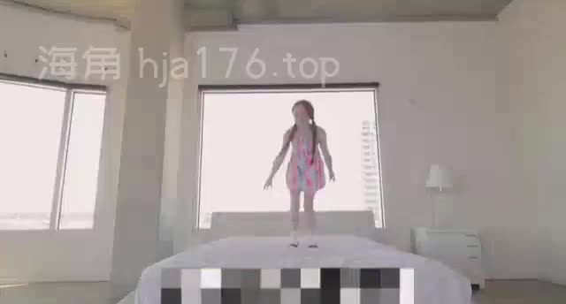 小胸的少女被大鸡巴操