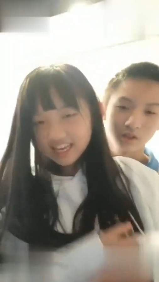 禽兽哥哥搞乱伦强奸妹妹！先是揉胸到调情再到强奸，到最后妹妹高潮痉挛