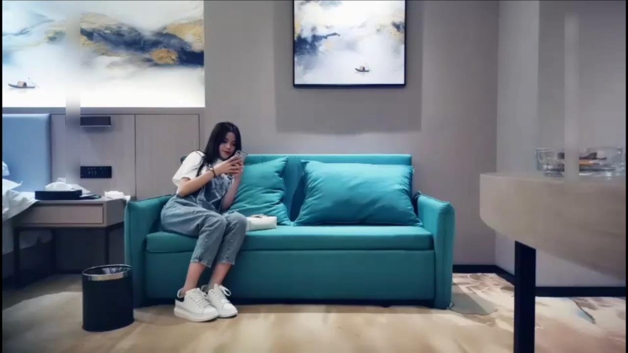 【精品探花】牛仔背带裤长相甜美萌妹，沙发脱衣调情再到床上玩，苗条身材舔弄扛退猛操