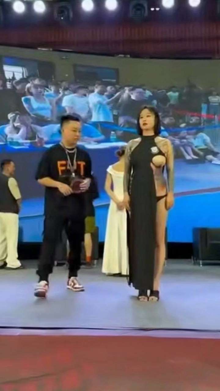 国际纹身艺术节 女模特露半只奶子 纹身鉴赏大赛 男的盯着看 吓得女模特赶紧捂住大乳头（关注幼女专题）