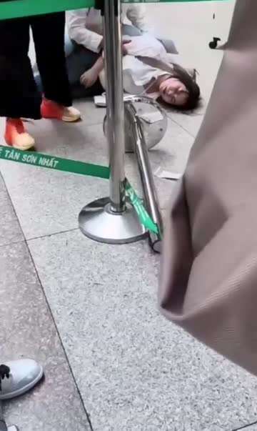 女子摔重伤倒地不起