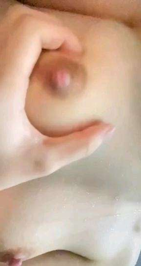 美女洗澡自慰，