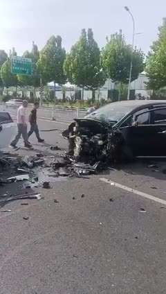6月5日 淄博 人民路交通事故  当地人：这车祸能在淄博事故里数一数二了  怎么撞的啊 、天呐！ 哎呦，吓死我了，我与车祸擦肩而过、相差2秒，我正走着眼看着黑车撞上护栏了，咣当咣当的，我再晚2秒，我也被飞过来的护拦撞着了，后面的白车、这个黑车被白车别了一下，撞到对面车道上去了。今天人民路上的车祸