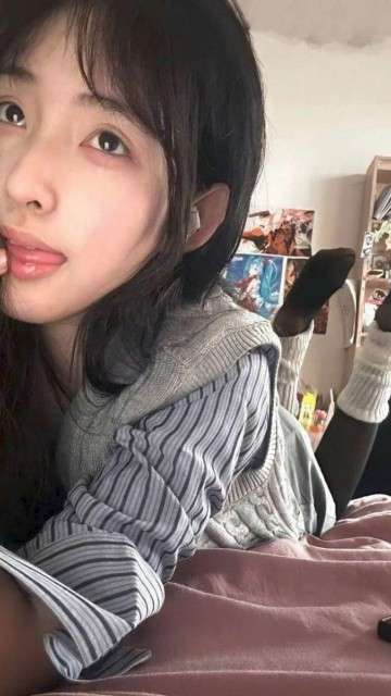 掰开粉嫩逼 对着镜子展示