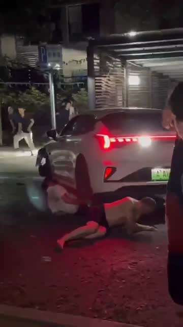 起因是司机一直在封路的地方按喇叭持续了10分钟左右，楼上的人去理论吵起来了，司机上车准备走，居民不让走，司机就开车横冲直撞，撞到了5- 10个人左右，严重的有三个人，反复碾压了几次。后面就肇事逃逸了，15分钟左右就被警察逮到起了，就这么回事。 #开车 #碾压 #车祸 #网传 #聊天记录 #侠盗飞车