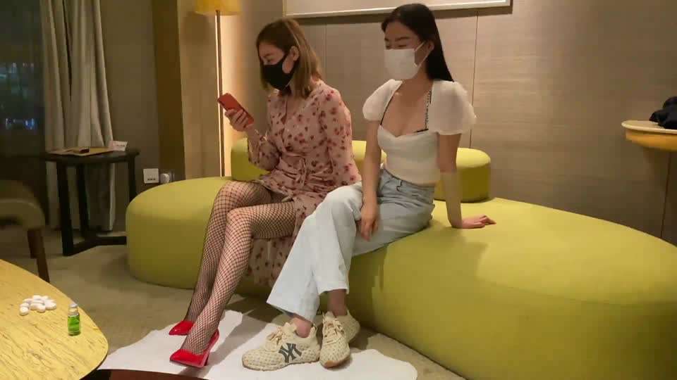 老婆大方叫到闺蜜来酒店一起给对方老公戴绿帽3p