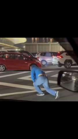 几名男子马路中间互殴