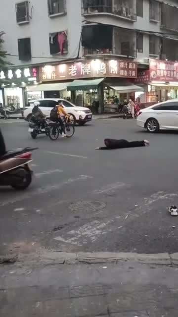 一男子躺马路中间发疯