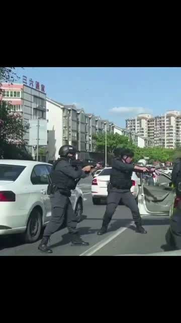 特警街头抓捕罪犯