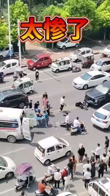 男子骑车和轿车发生车祸，受重伤