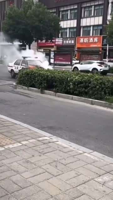 警车都干冒烟了