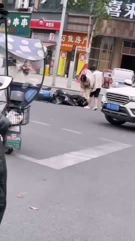 电动车被撞了，人不能动了